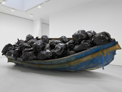 Adel Abdessemed, Hope, 2011-2012 - Barca, resina / Boat, resin, 205.7 x 579.1 x 243.8 cm
© Adel Abdessemed, ADAGP Paris - Photo Maris Hutchinson/EPW Studio Courtesy of Adel Abdessemed