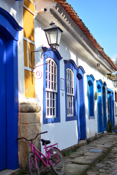 Casas antigas e pintadas de cores fortes nas ruas de pedra de Paraty, Rio de Janeiro, Brasil