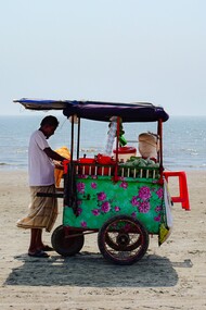 Vendedor ambulante de suco, frutas e geladinho em praia da Ilha de Itaparica, no sul da Bahia