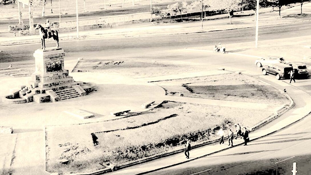 Indignos en la plaza más digna de Chile: Piñera y los que le guardan la espalda 