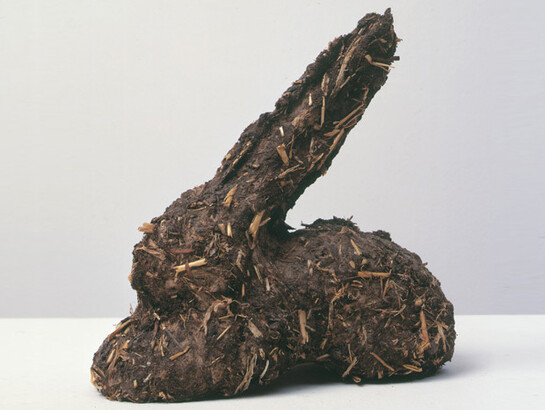 Dieter Roth, Karnickelköttelkarnickel oder Scheisshase (Rabbit-pellets-rabbit or Shite-hare)  1972,  Dung, straws, string, Ed. von 250 (+ 25 a.p.),  Approx. 18 x 18 x 11 cm / 7 1/8 x 7 1/8 x 4 3/8 inches, ROTH 28794 © Galerie Eva Presenhuber
