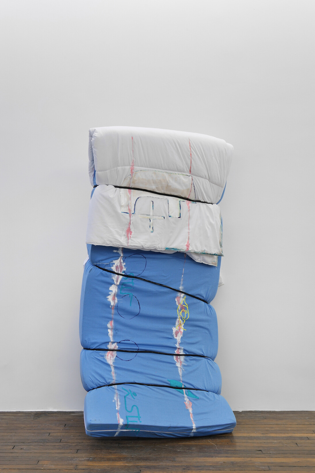 Jean-Alain Corre, Métro bondage, 2015, Matelas, acrylique, couette, acier, câbles électriques, 90 x 180 x 86 cm, Photo : Rebecca Fanuele, Courtesy galerie Thomas Bernard-Cortex Athletico