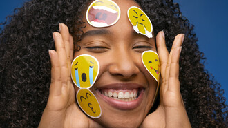 O cérebro humano produz uma série de substâncias químicas que influenciam diretamente o nosso humor e nossa sensação de bem-estar. Entre elas, quatro se destacam por sua relação direta com a felicidade: dopamina, serotonina, endorfinas e oxitocina. Cada uma atua de maneira única, mas juntas formam uma verdadeira orquestra de sensações positivas