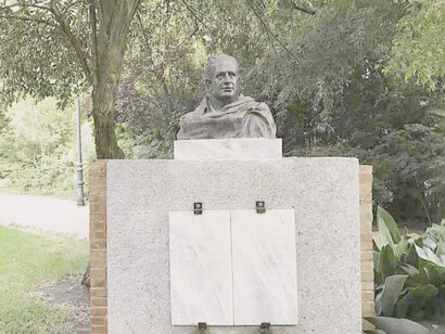 Busto en honor a Luis Chamizo