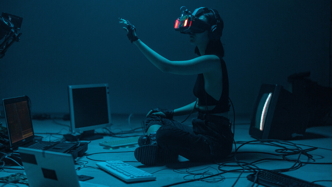 Usuário de tecnologia de realidade virtual experienciando algo no mundo digital