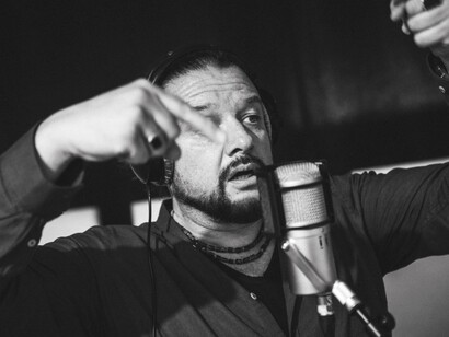 Alan Bedin fonde nelle sue composizioni tradizione e modernità, creando un linguaggio musicale autentico e profondamente emotivo. Nella foto Alan Bedin