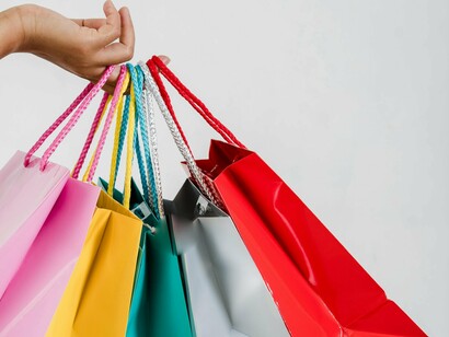 Diante desse cenário, somos convidados a refletir sobre os limites da liquidez em nossa própria existência. Até que ponto é saudável o consumismo em que nos atiramos? Será que precisamos nos esgotar de trabalhar para suprir a avidez consumista? Ou podemos diminuir nosso tempo de trabalho, consumir menos, trabalhar menos? 