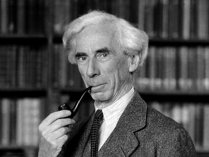Retrato de Bertrand Russell en su biblioteca