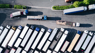 Camions en attente à la douane