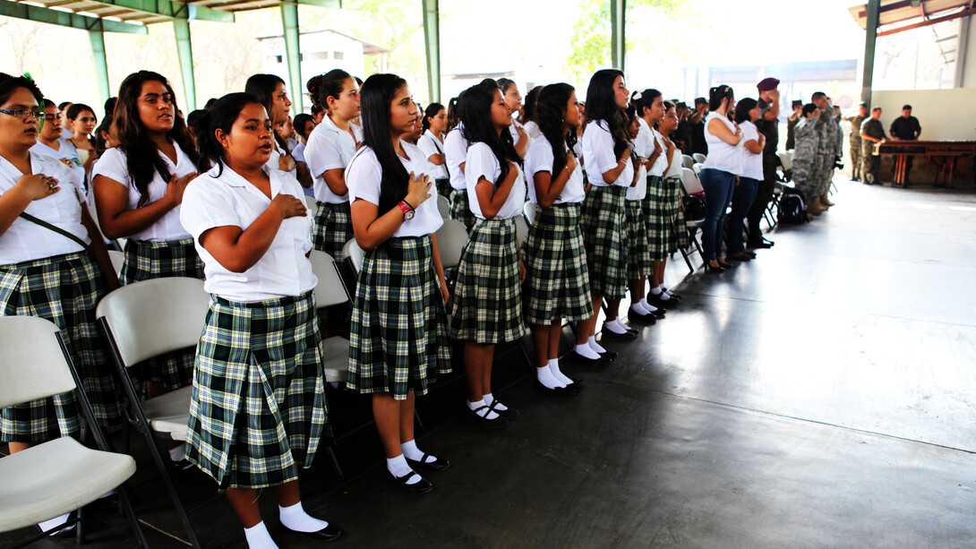 Estudiantes guatemaltecas formadas para entonar el himno nacional de Guatemala en Zapaca, 2014