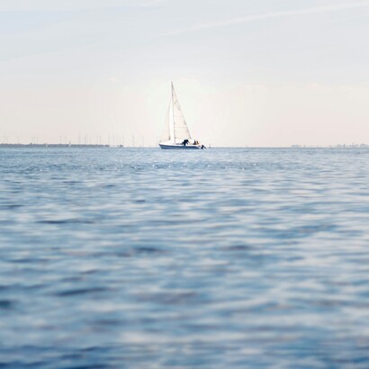 Dal largo, la costa è geometria silenziosa; solo a distanza si vede l’insieme
