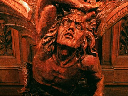 Escultura do Diabo na catedral de Arequipa, no Peru. Embora não haja evidências concretas para essa história, muitos acreditam que o Códex Gigas tem uma origem sobrenatural devido ao seu tamanho e à incrível uniformidade da caligrafia, que sugere ter sido escrito por uma única pessoa em um curto período de tempo