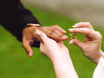 Nei secoli passati, il matrimonio sanciva ruoli rigidi, con la donna confinata alla gestione della casa e alla cura dei figli. Oggi, il matrimonio si basa più sull'uguaglianza e sulla condivisione dei ruoli, anche grazie alle conquiste femministe
