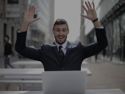 Homem executivo celebra sucesso