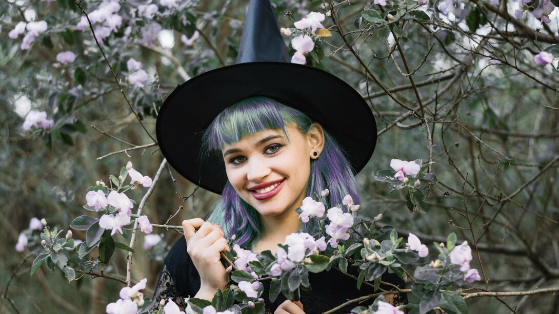 Seu riso ecoava entre as torres da escola e as casas da vila, infiltrando-se nos pensamentos e sacudindo certezas. E não era à toa: Lavanda era a melhor professora de magia, a mais querida e, sobretudo, a mais perigosa para aqueles que preferiam permanecer adormecidos dentro de suas próprias ilusões