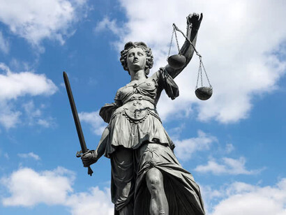 Estatua de la Justicia frente al Römer en Fráncfort del Meno, (Alemania)