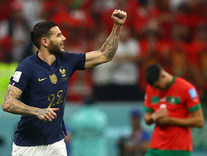 Theo Hernández festeja tras convertir el primer gol de Francia ante Marruecos en la semifinal del Mundial de Catar 2022