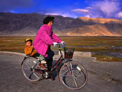 Tashkurgan, Regione Autonoma Uigura dello Xinjiang, Cina, nei pressi dei confini con il Tagikistan, l'Afghanistan e il Pakistan – Donna Uigura con bambino. Tashkurgan era una delle tappe lungo la Via della Seta.
 