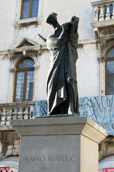 Escultura de Marko Marulić en Split, Croacia. Su obra concibe la literatura no como ornamento, sino como ejercicio ético, donde la verdadera victoria es el dominio de sí mismo y no la conquista externa