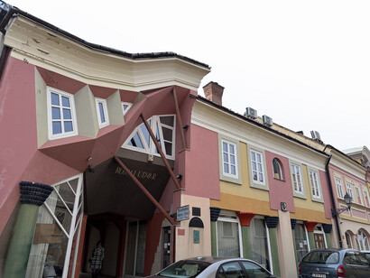 Completed in 1996, the Hungáry Office Building brought color to the otherwise plain architecture on the edge of the city center. Architect Sándor Dévényi was supported in the design process by István Halas and Gábor Kovács