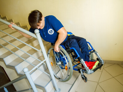Una barriera architettonica è un ostacolo, un  elemento costruttivo che impedisce l'accesso o lo spostamento di una persona con disabilità 