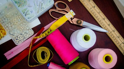 Ogni borsa creata a mano ha delle piccole variazioni che la rendono irripetibile, lontana dalla standardizzazione dei prodotti industriali