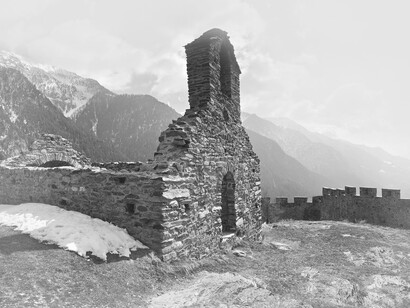 Il castello si raggiunge risalendo a piedi un’erta mulattiera ricavata nella parete rocciosa