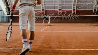 Un match de tennis en cours entre 2 joueurs sur un court de tennis