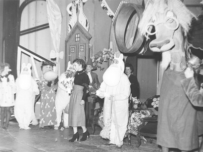 A photograph capturing the première of Tove Jansson's stage play Mumintrollet och kometen, performed at Svenska Teatern in Helsinki in 1949