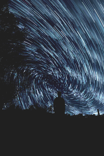 Un uomo in un vortice di stelle. L’armonia che fa ruotare le sfere celesti potrà esaudire il desiderio concepito dalle sfere terrestri