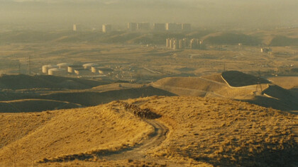 Il sapore della ciliegia, film di Abbas Kiarostami. Un aspetto molto interessante è proprio rappresentato dal rapporto con l’ambiente circostante, spesso somministrato sotto forma di scavi e colline