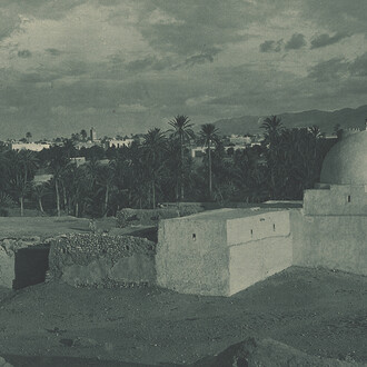 Lehnert & Landrock, ​Sans titre, identifié comme « Tombeau d'un marabout dans un oasis de Gafsa », 1904-1914. Avec l'aimable autorisation de Photo Elysée © Lehnert & Landrock, Edouard Lambelet et Photo Elysée