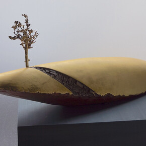 Nagatani Kyoji, Paesaggi del cuore, 1984, bronzo foglia d'oro, 33x95x21cm