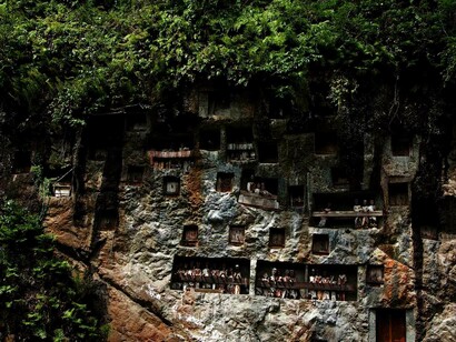 Gruppi di persone che, appoggiati ad una rozza ringhiera, all'interno delle grotte sembrano fissare il vuoto