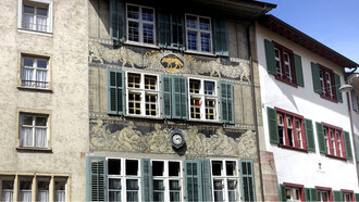 En 1915, Burkhard Mangold decoró la fachada de la casa "zum Wolf" en Spalenberg 22 en Basilea con escenas del comercio colonial utilizando la técnica del esgrafiado. Se dice que la fachada con el lobo como sello inspiró a Hermann Hesse a nombrar su novela de Basilea "El lobo estepario", cuando paseaba a menudo por Gemsberg, Basilea, Suiza