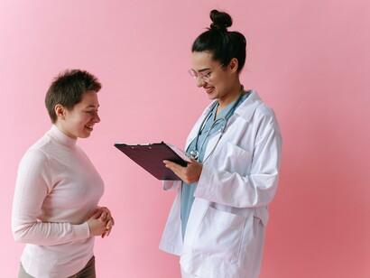 Medicina digitale vs medicina tradizionale. Importante è ricordare che la medicina digitale non deve sostituire la medicina tradizionale, può essere peraltro molto utile in quanto complementare per il medico, che potrà delegare alle macchine le operazioni sui dati e avere più tempo per prendere in carico i bisogni assistenziali dei pazienti