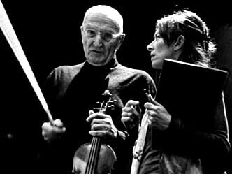 La compositrice con il violinista Salvatore Accardo che dice: “La musica di Silvia Colasanti prende, arriva al pubblico. Ed emoziona, noi per primi che la suoniamo”