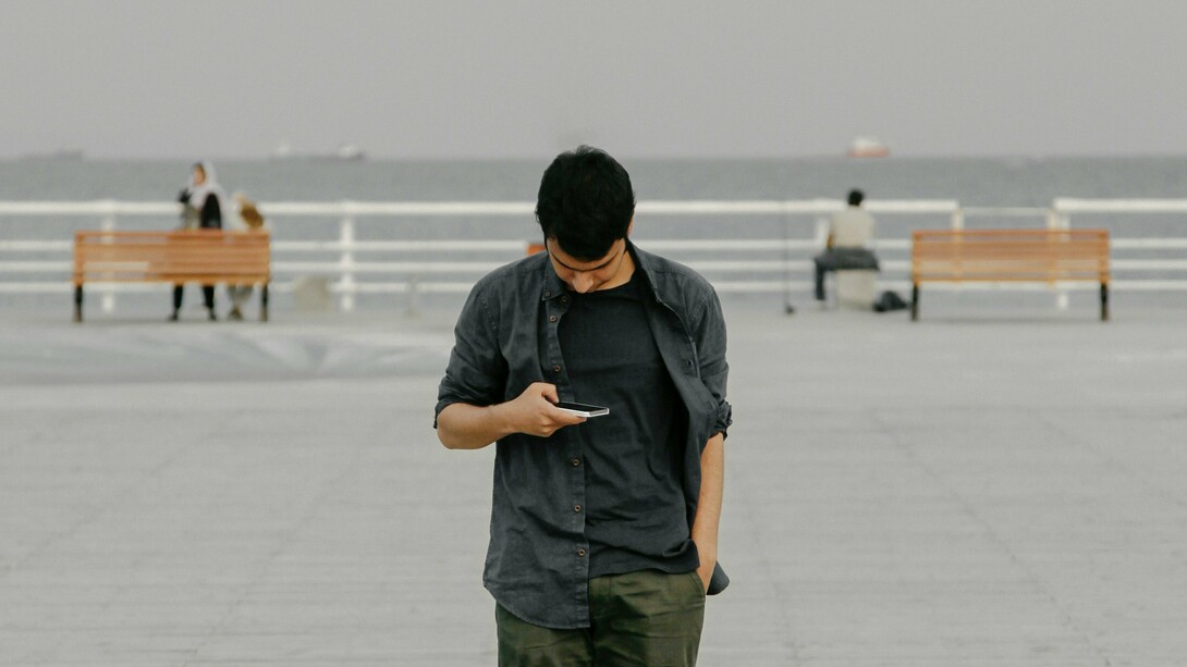 Não aparece como crise, nem como taquicardia. Ela se infiltra em pequenos hábitos, como água entrando por rachaduras que ninguém nota. Está no scroll infinito que você faz sem pensar. No dedo que desliza como se tivesse vida própria. No olhar que volta para o celular como quem busca ar, direção, distração, qualquer coisa que preencha o vazio de um segundo sem estímulo