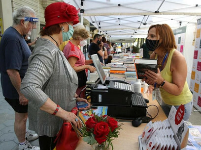 La pandemia provocó una atípica celebración de Sant Jordi durante el 2020