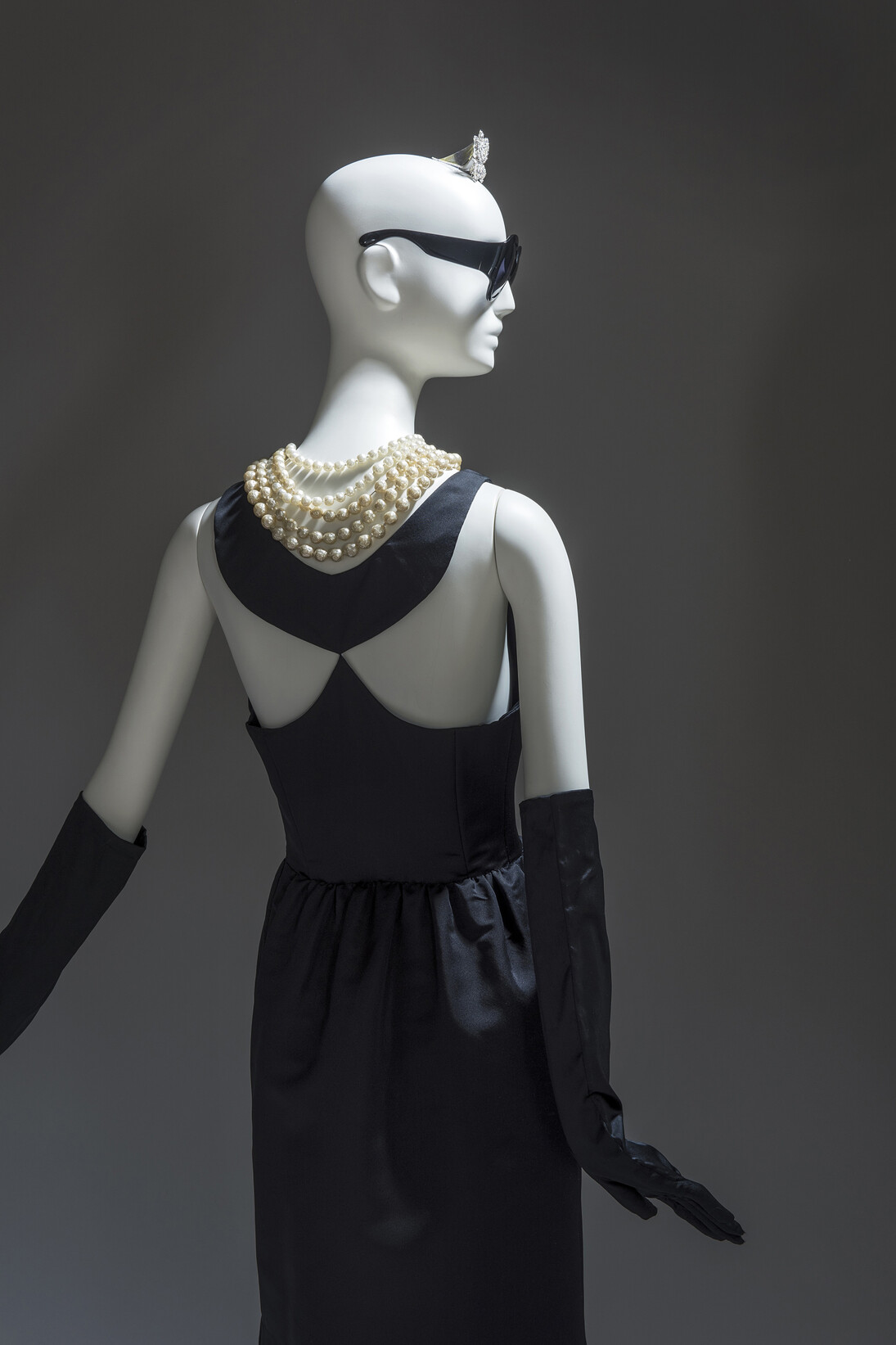 Detail of Black satin sheath evening dress. Designed by Givenchy for Audrey Hepburn in the film “Breakfast at Tiffany’s”, 1961. Maison Givenchy. Foto: Luc Castel con la colaboracion de Philippe Caron