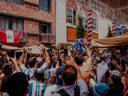 Una multitud se reúne frente a un edificio en el barrio de Miraflores, Perú, anticipando la próxima Copa Mundial de la FIFA en 2022