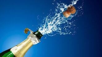 El tapón de una botella de champagne sale despedido