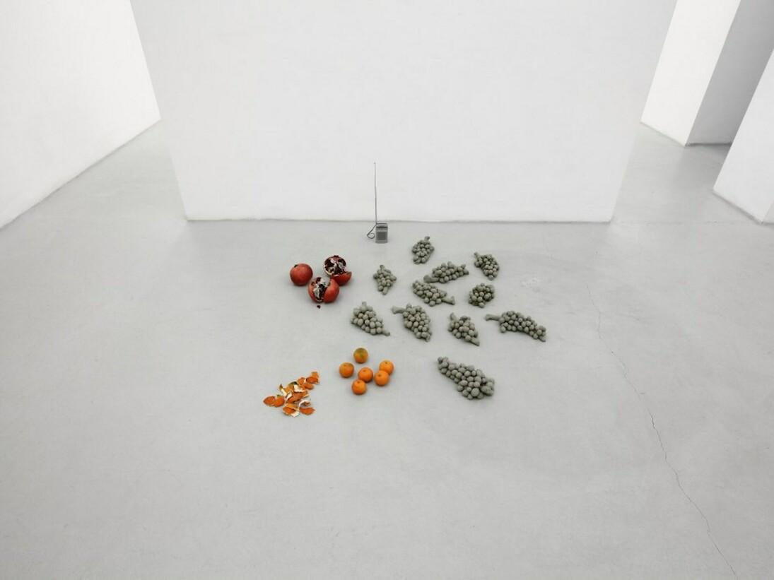 Liliana Moro, Senza titolo, 2017, creta refrattaria, radio, mandarini, melagrana, filo di metallo
