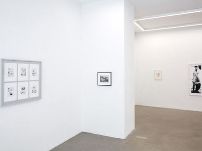 Verschiedene künstler:innen, Rosen aus dem süden: ausgewählte werke aus berliner artotheken, ausstellungsansicht. Mit freundlicher genehmigung der Galerie Russi Klenner