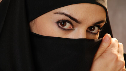 Il candore dietro il velo nero