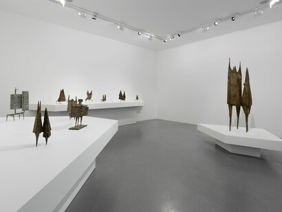Lynn Chadwick, Hypercycle, chapter I, scalene (1947–1962), exhibition view. Courtesy of Galerie Perrotin