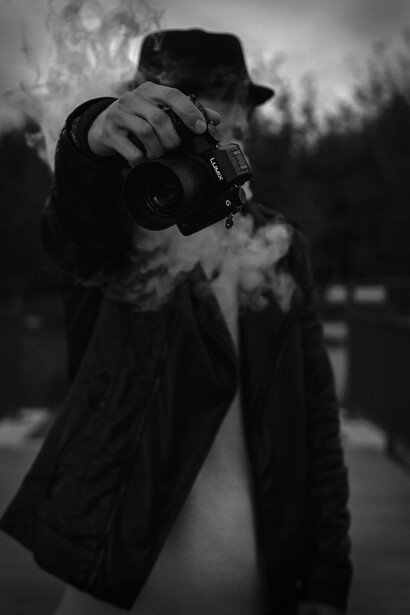 Reportage vs ChatGPT. Un journaliste tamise les faits via une enquête minutieuse pour tendre vers une vérité objective