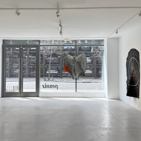 various artists, Walking lines, exhibition view. Courtesy of Praxis Gallery