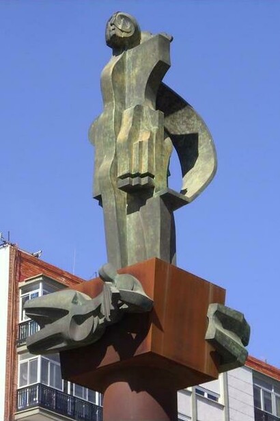 Estatua de Ausiàs March obra del artista Nassio.