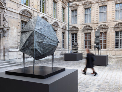 Lynn Chadwick, Hypercycle, chapter I, scalene (1947–1962), exhibition view. Courtesy of Galerie Perrotin